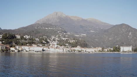 Blick-Auf-Menaggio-In-Norditalien-Mit-Blick-Auf-Den-Comer-See-Und-Die-Schweizer-Alpen-Im-Hintergrund