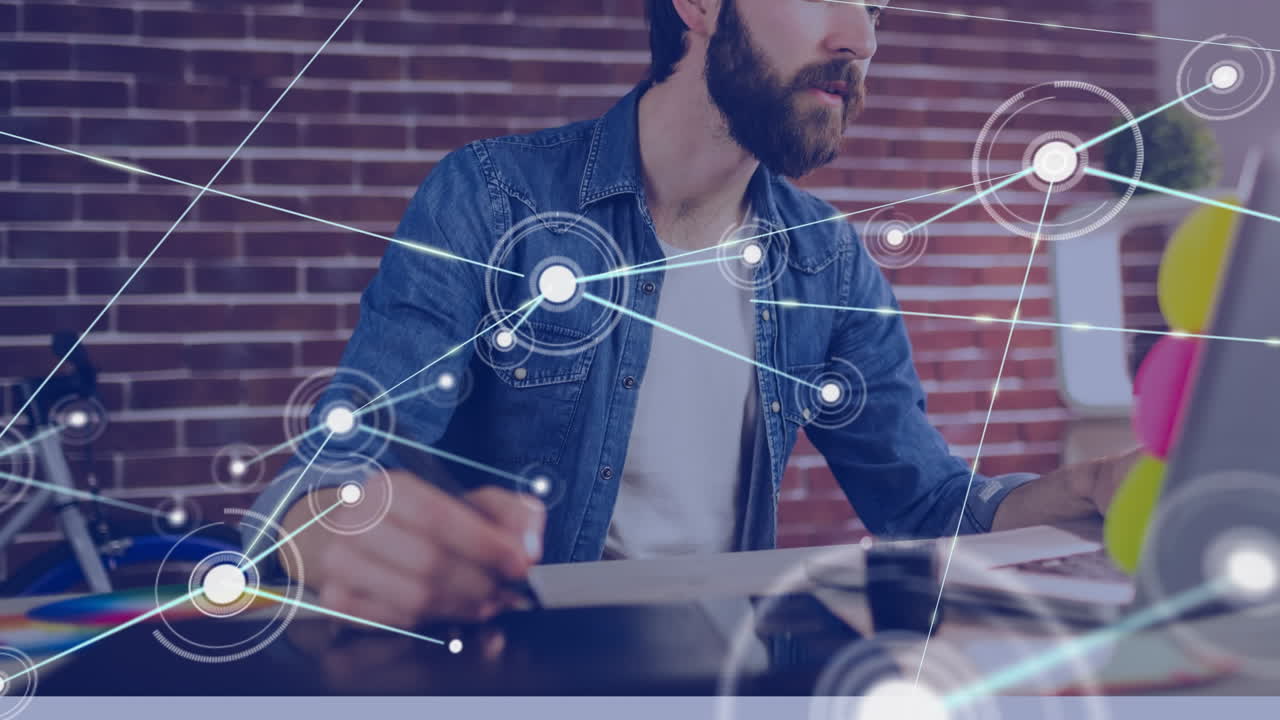 animación de una red de conexiones sobre un hombre caucásico trabajando en una computadora portátil