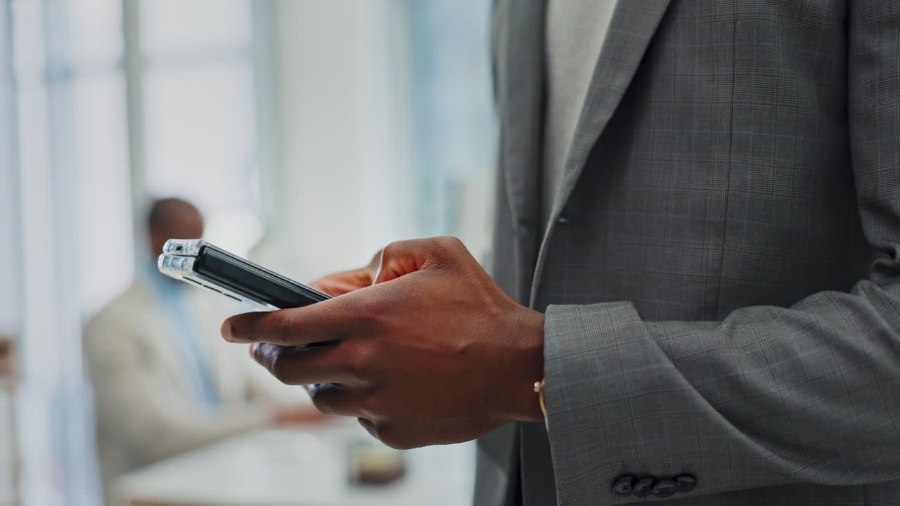 Ricerca, telefono e mani di un uomo d'affari in ufficio