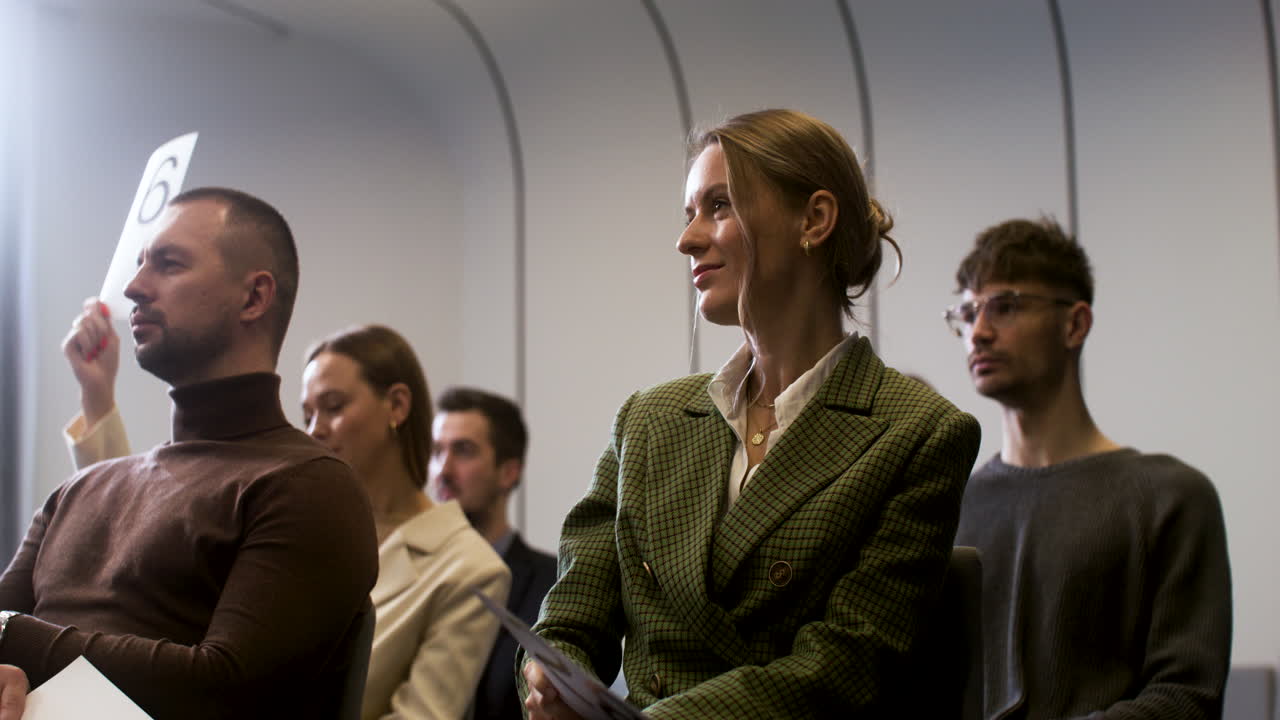 경매 세션에 있는 사람들