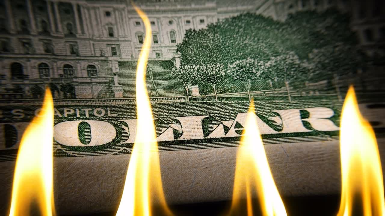 1달러 지폐가 검은색 바탕에 불타고 있는 장면, 개념적인 4k 느린 동영상, 금융 위기의 아이디어