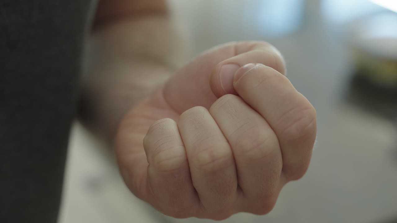 爪の周りの皮膚をいじる手のクローズアップ。ストレス、不安、神経質な習慣、精神的緊張の概念。メンタルヘルスと行動習慣に関するテーマ。