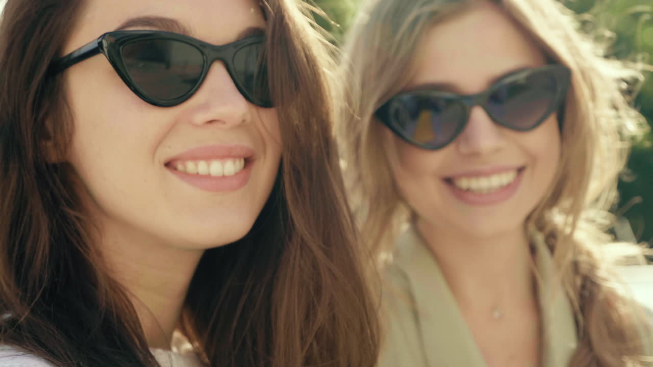 선글라스를 쓴 두 여자