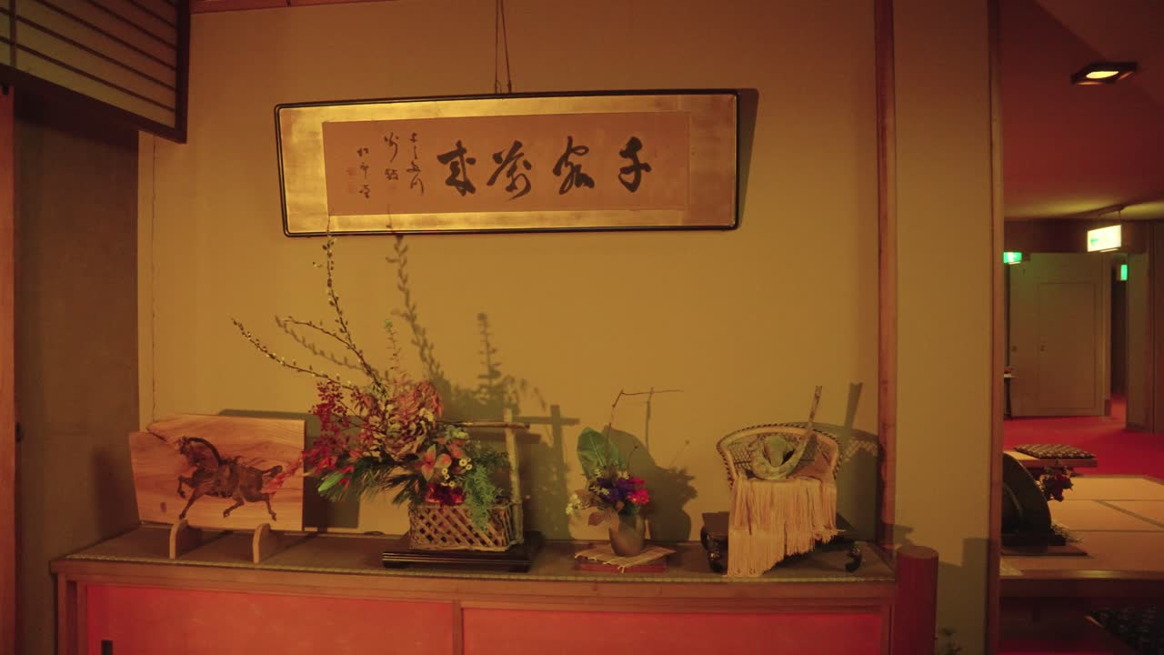 arreglo de flores ikebana en una posada de estilo ryokan tradicional en japón