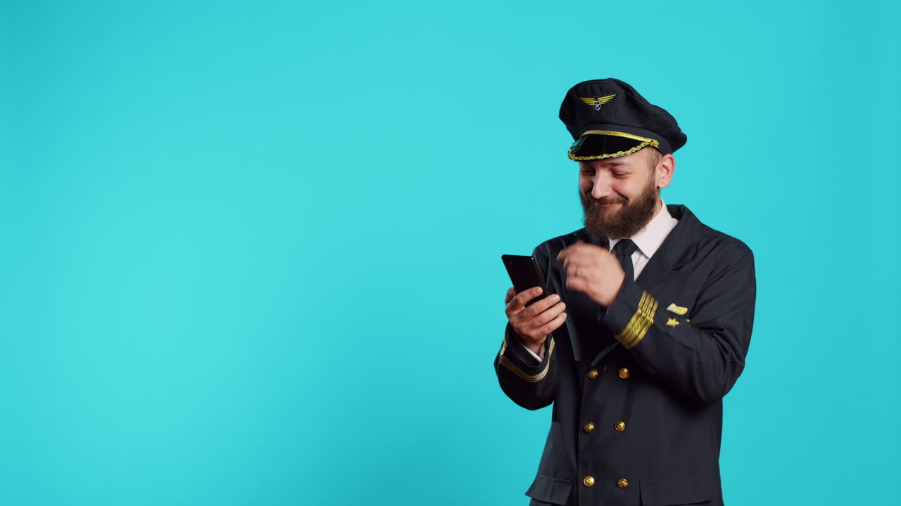 Capitano dell'equipaggio di volo che scorre un'app di social media