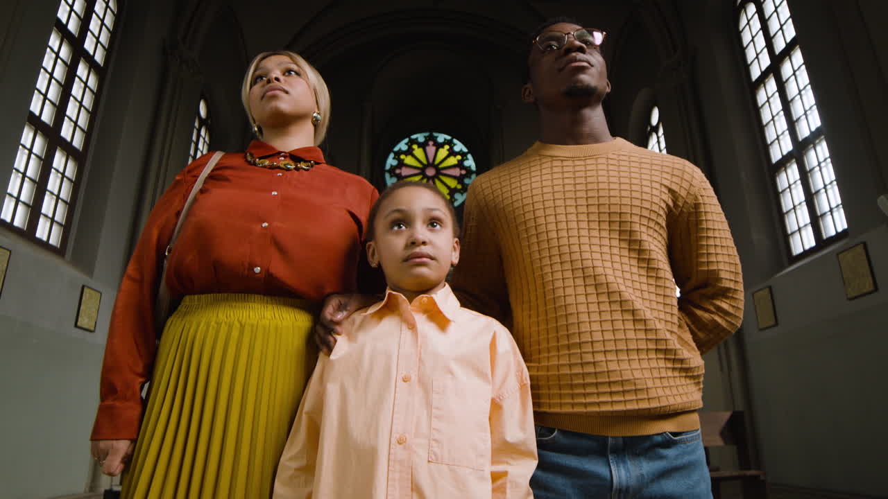 familia en la iglesia el domingo