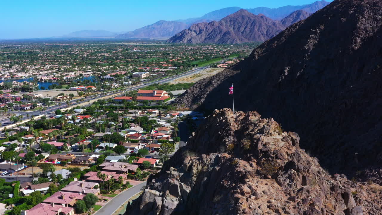 캘리포니아에서 산 꼭대기에 미국 국기의 공중
