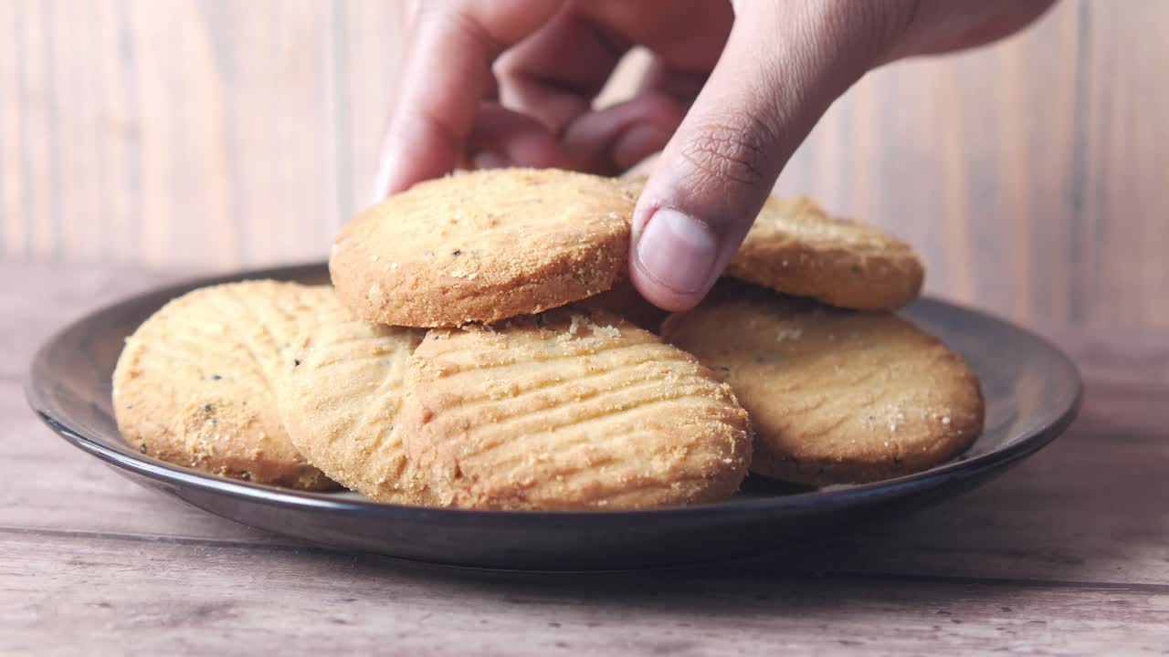 plato de galletas apiladas