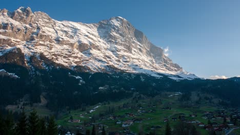 Impresionante-Lapso-De-Tiempo-Del-Día-Al-Anochecer-De-La-Cara-Norte-Del-Eiger-En-Grindelwald,-Suiza