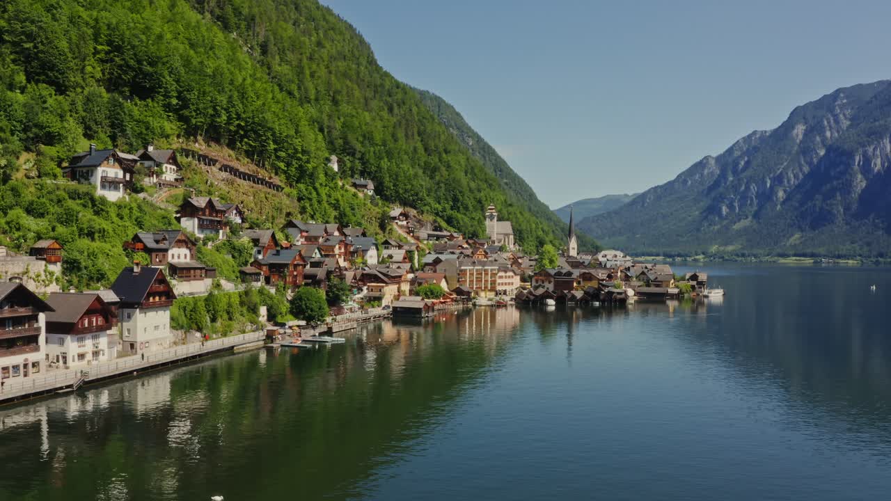 Splendido villaggio di montagna in riva a un lago
