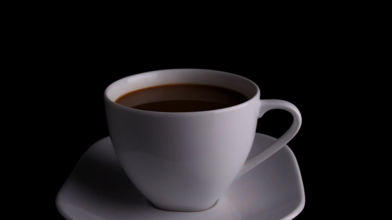 Coppa di caffè bianca su sfondo nero
