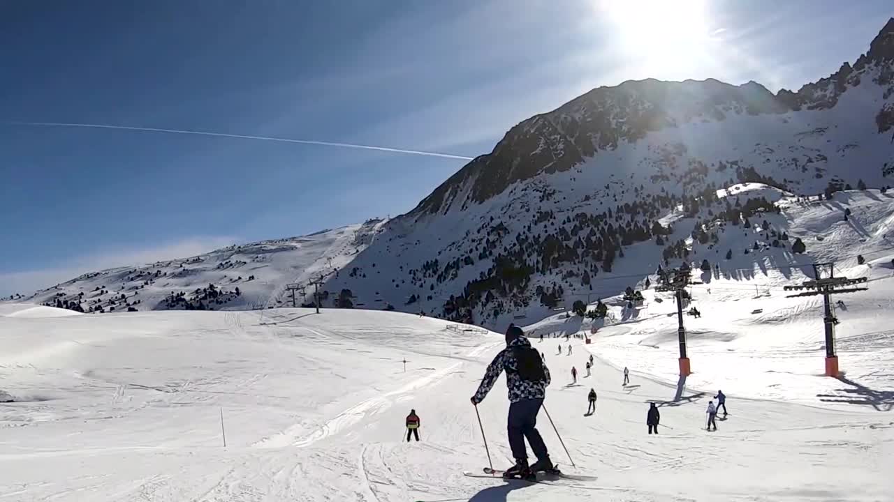 un esquiador tallando una pendiente en las montañas de andorra