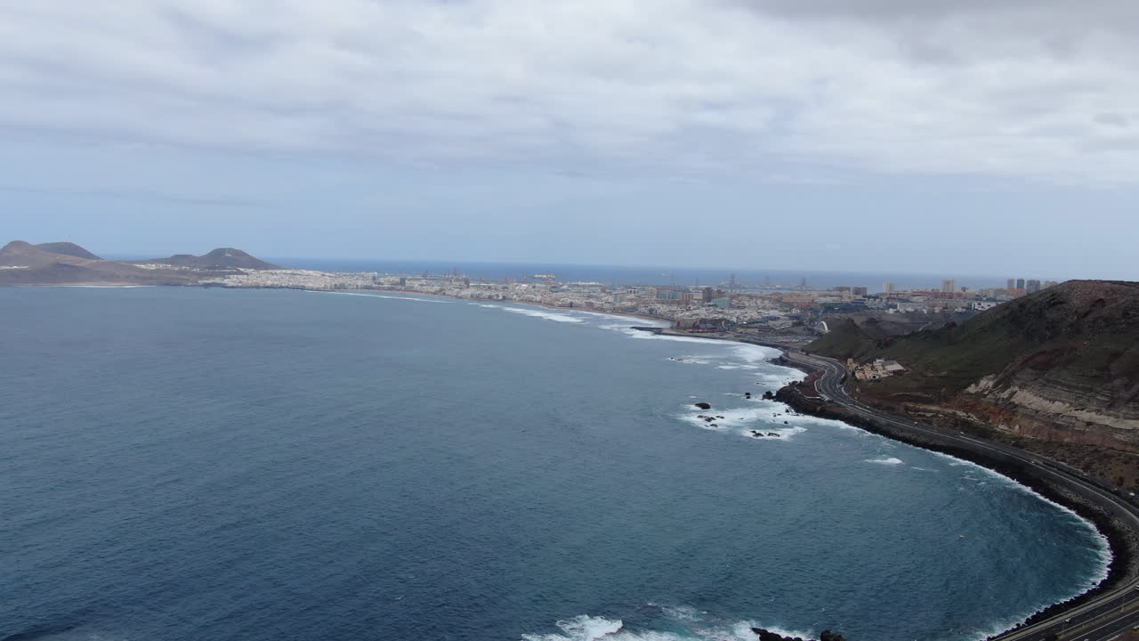 maravillosa toma aérea panorámica de la ciudad de las palmas y la playa de las canteras