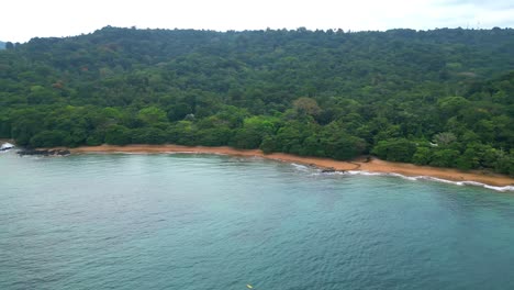 Luftaufnahme-über-Das-Meer-Mit-Blick-Auf-Sundy-Beach-Und-Die-Atemberaubende-Küste-Von-Der-Ilha-Do-Principe-São-Tomé-Und-Principe,-Afrika