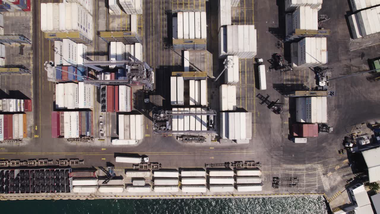 el bullicioso puerto de santa marta, un centro de comercio colombiano - vista desde arriba