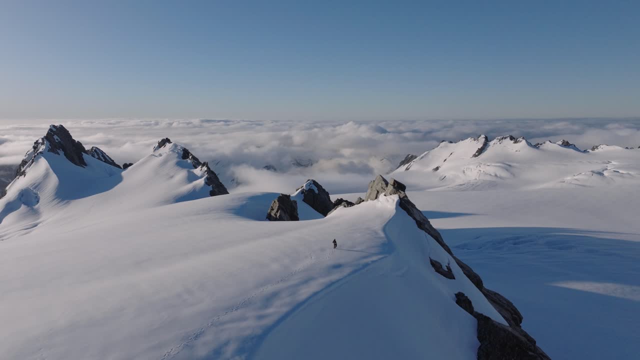un hombre escalando montañas nevadas en los remotos ámbitos salvajes de la naturaleza