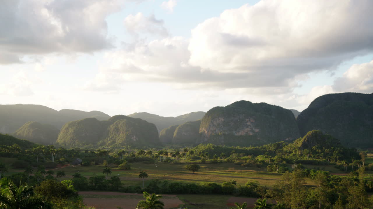 hermoso lapso de tiempo de las nubes sobre el parque nacional viñales cuba