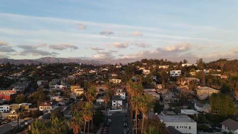 Calle-Bordeada-De-Palmeras-En-La-Ciudad-De-Los-Ángeles,-California