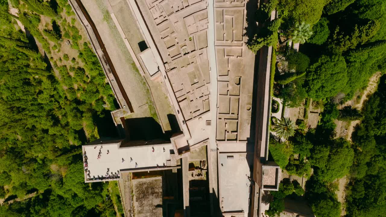 정원과 건물, 그라나다, 스페인, 4k가 있는 알함브라 성의 공중 하향식 드론 샷