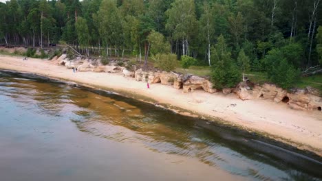 Rote-Felsen-Der-Klippen-Von-Veczemju,-Lettland