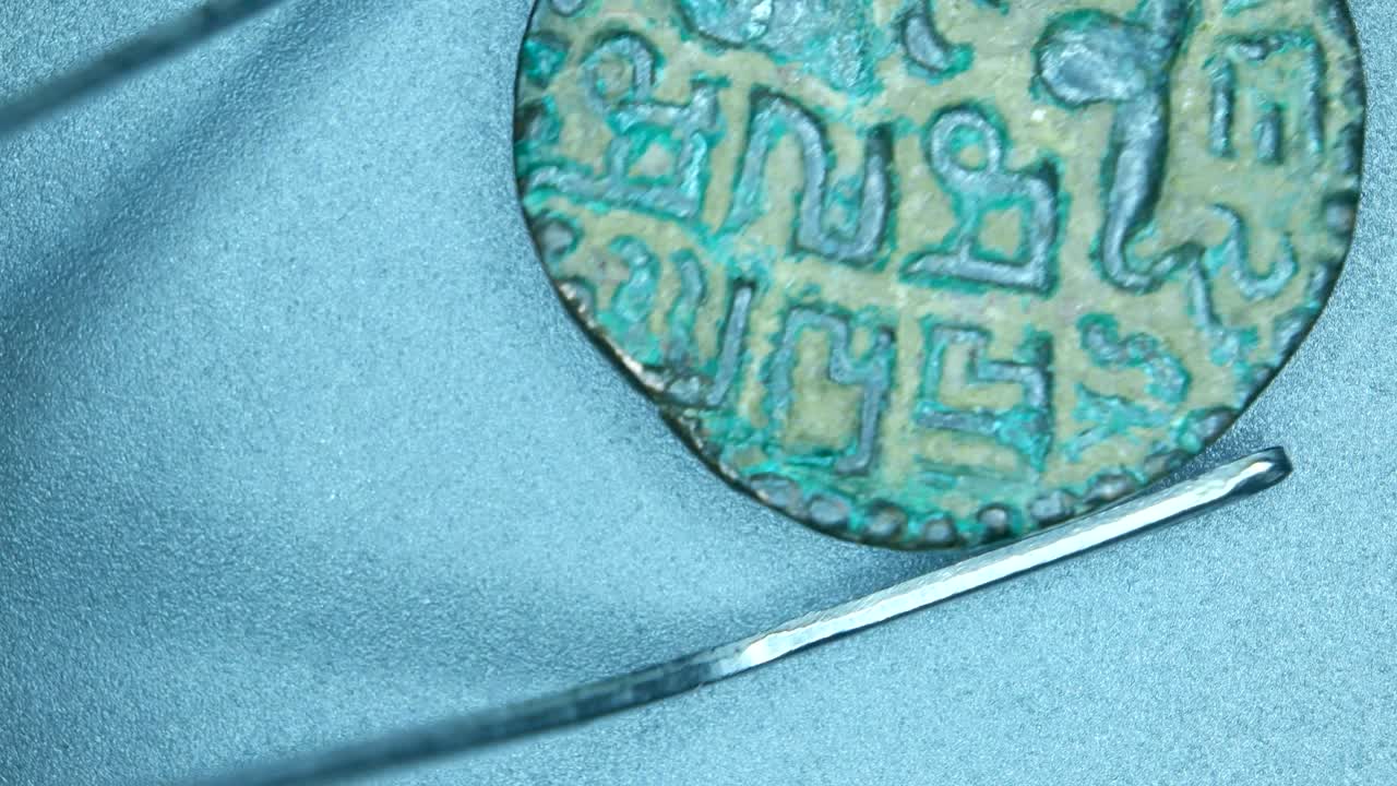 매우 오래된 동전의 근접 사진