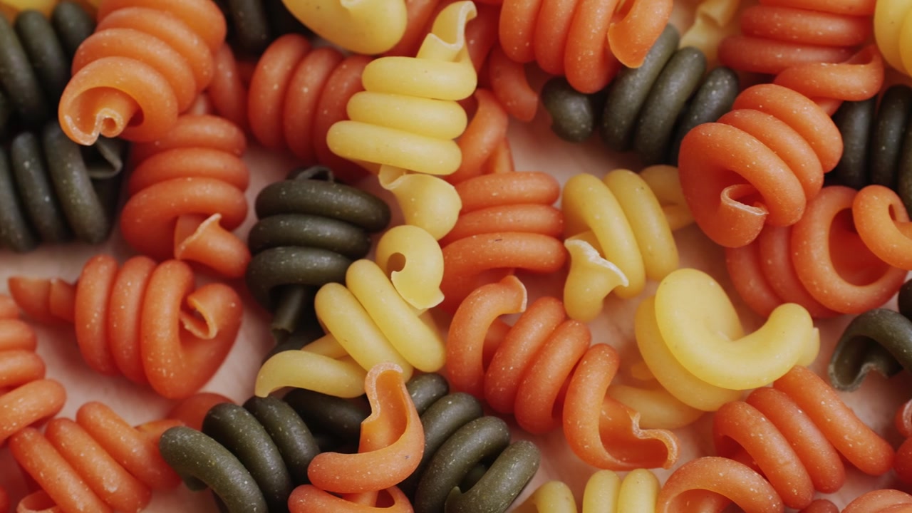 Primo piano di pasta a spirale tricolore cruda