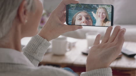 mujer madura que tiene una videochat usando un teléfono inteligente saludando a sus hijas de vacaciones en italia compartiendo experiencia de viaje en el teléfono móvil disfrutando de la conexión hablando con la abuela 4k