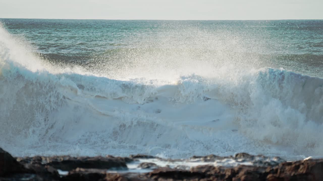 카이아카 바위 몰로카이 하와이 10에 충돌하는 아름다운 파도의 극단적인 슬로우 모션