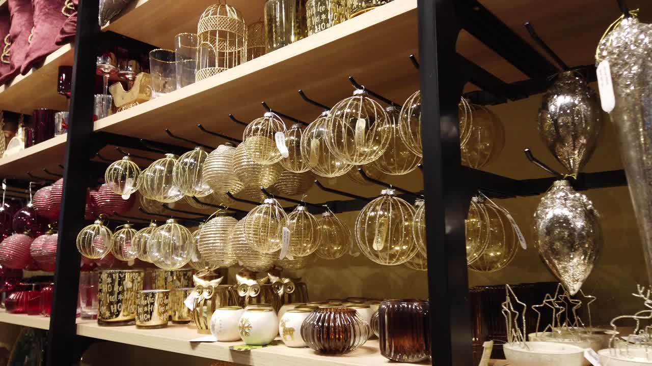 Souvenir nel negozio di articoli da regalo. Regali di Natale
