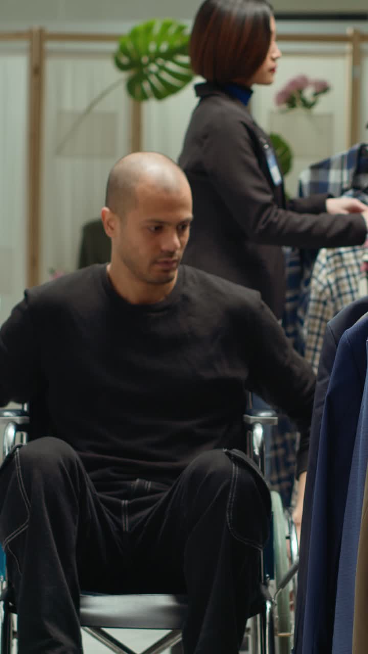 Homem cadeirante comprando roupas