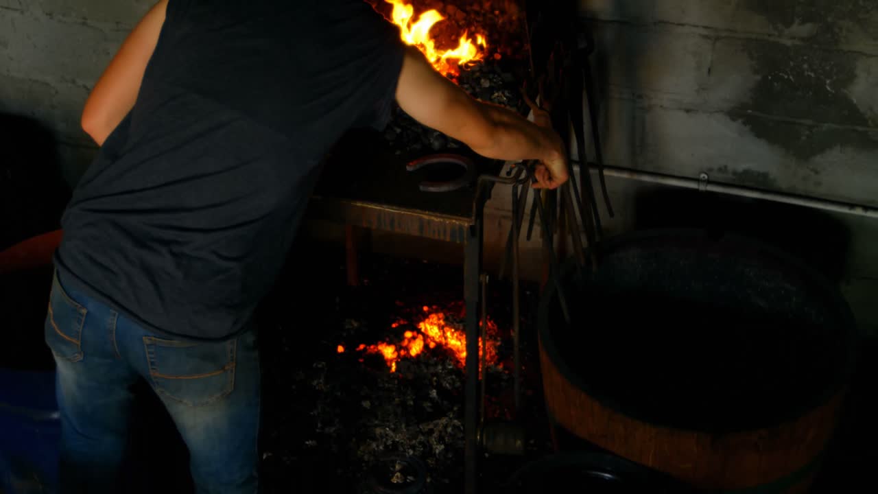 metalúrgico calentando una herradura en el fuego 4k