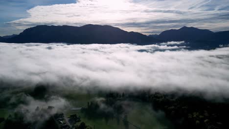 Alpenhimmel-Ist-Bewölkt-Und-Die-Berge-Und-Der-See-Sind-Im-Hintergrund