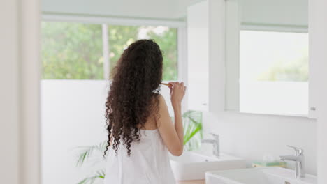 Mujer,-Baño-O-Cepillarse-Los-Dientes-En-El-Espejo.