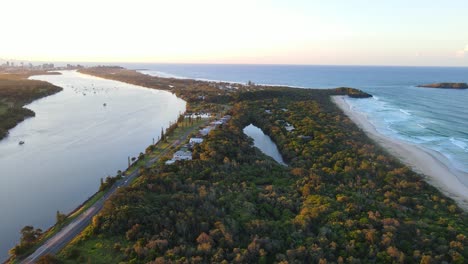 Fingal-Road-Y-Wommin-Lagoon---Río-Tweed-En-Fingal-Head-Con-Dreamtime-Beach-En-Nsw,-Australia