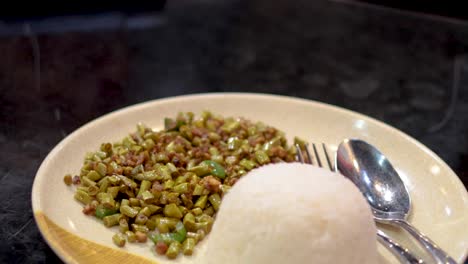 un plato de arroz y un plato de carne de verduras