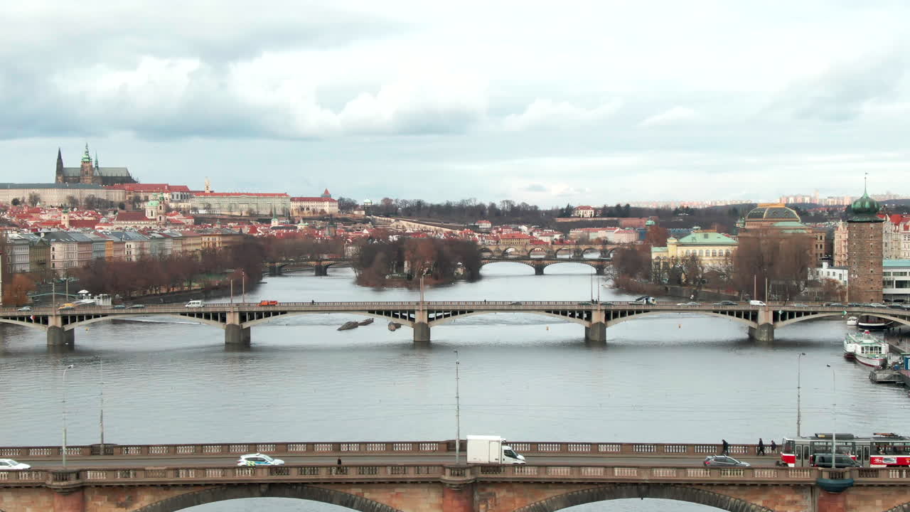 volo del drone sul fiume moldava a praga vicino al ponte