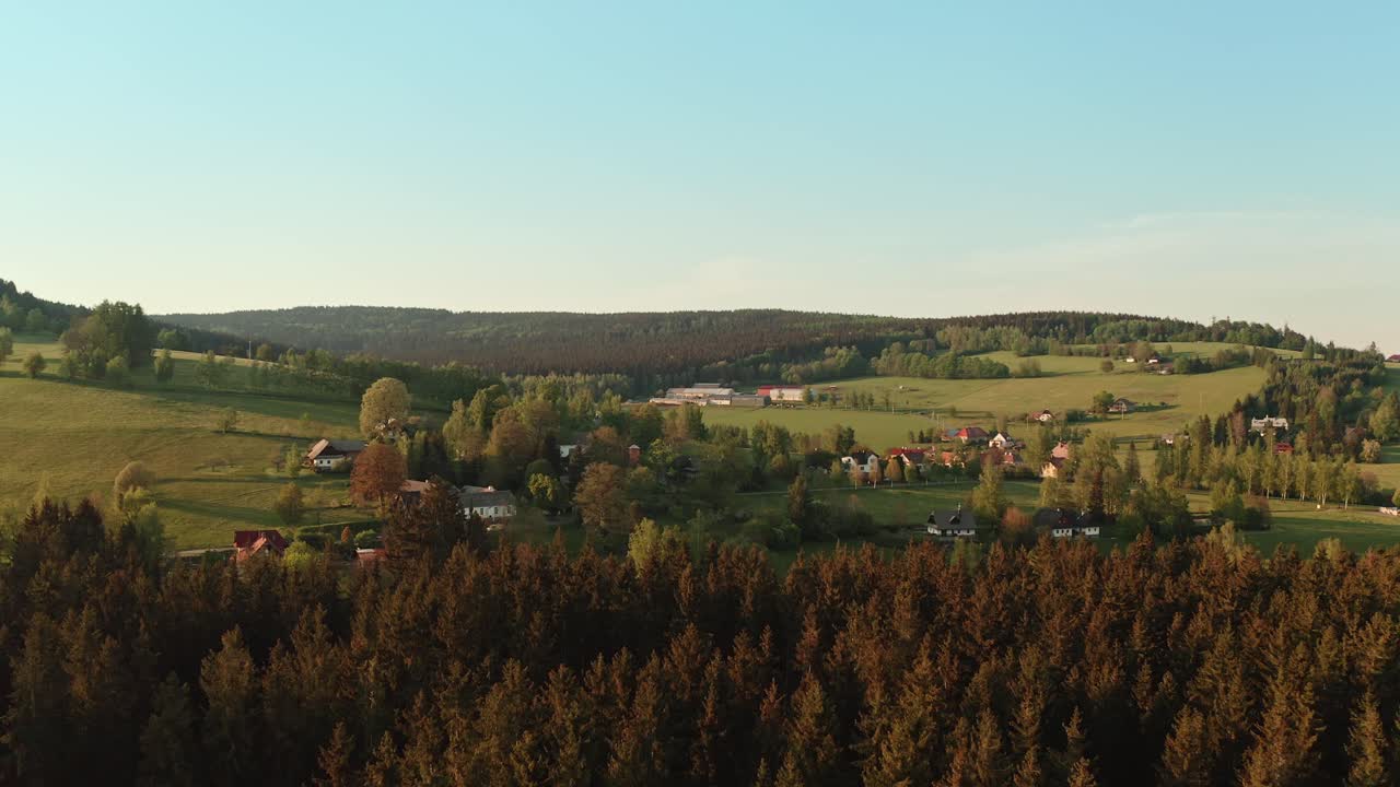 해가 지는 동안 숲으로 둘러싸인 체코 고원 마을의 드론  ⁇