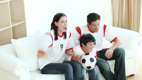 Familia-En-La-Sala-Viendo-La-Televisión