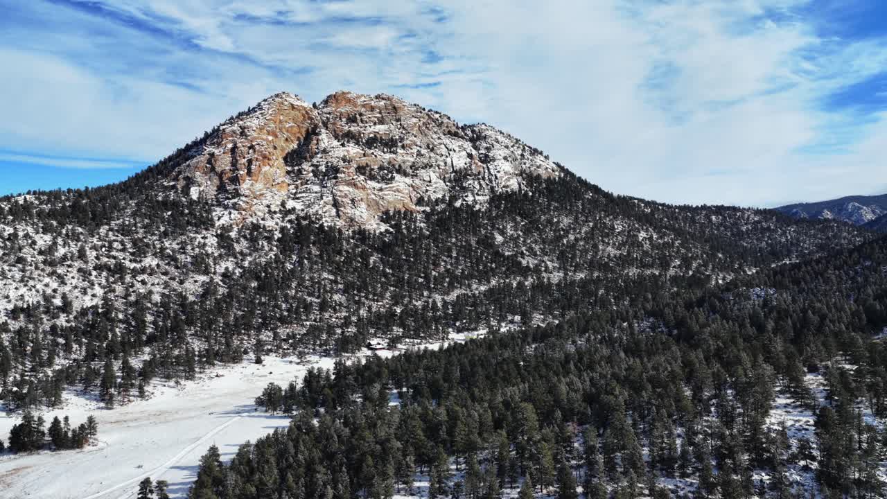 Autostrada 36 Estes Park Colorado ripresa aerea con drone, inverno, soleggiato, cielo blu, mattina, neve fresca, nuvole, Park Hill, Mummy Range, Panorama Peak, insegna d'ingresso Estes Park Gateway, ghiacciato, Contea di Larimer, movimento verso l'alto