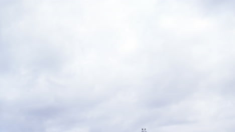 animación de barras de notificación, jugador de fútbol caucásico golpeando la pelota con la cabeza contra el cielo nublado