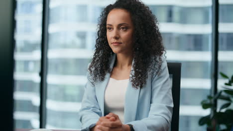 une femme confiante travaillant au bureau assise à son bureau. portrait d'une femme d'affaires.