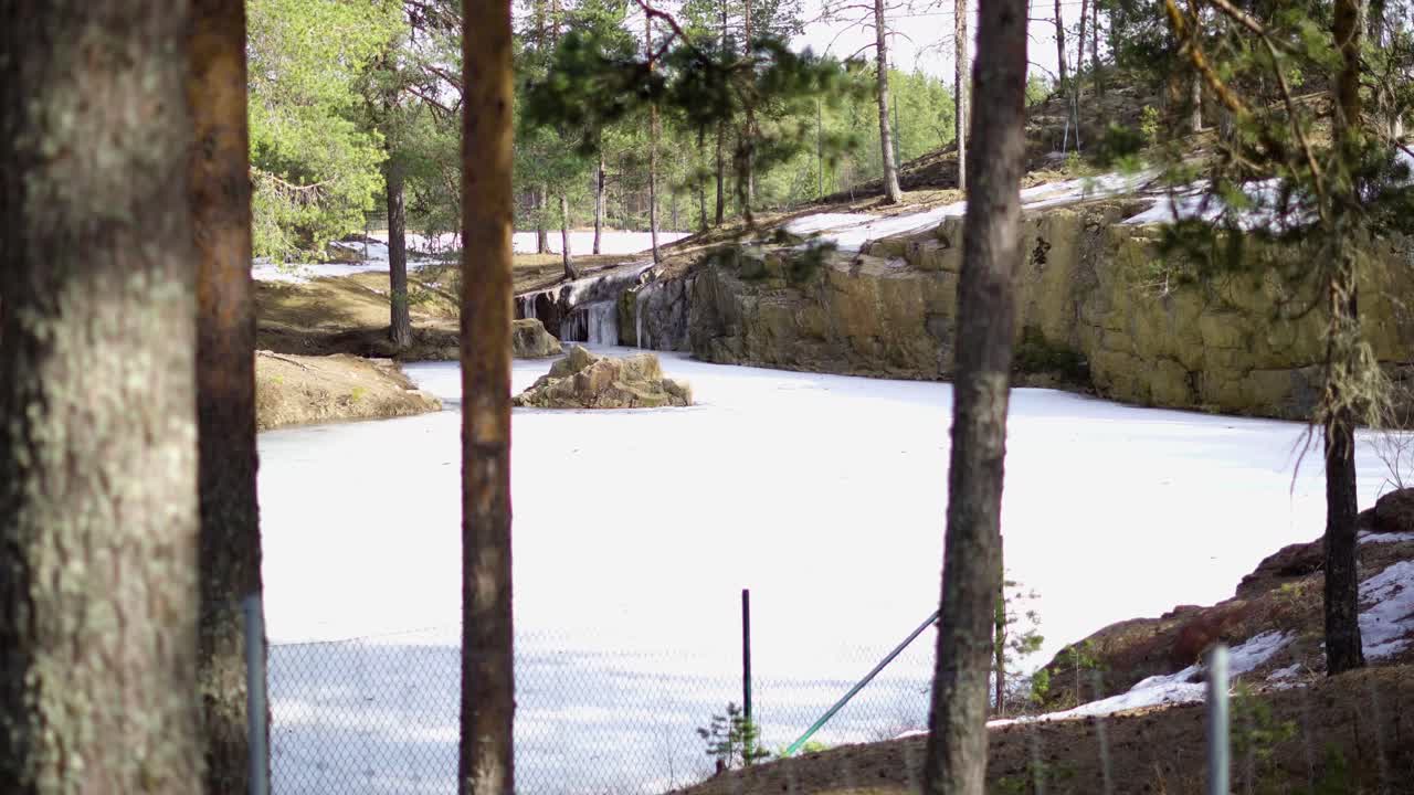 오래된 철광산을 채운 호수 근처의 숲으로 뒤덮인 지역