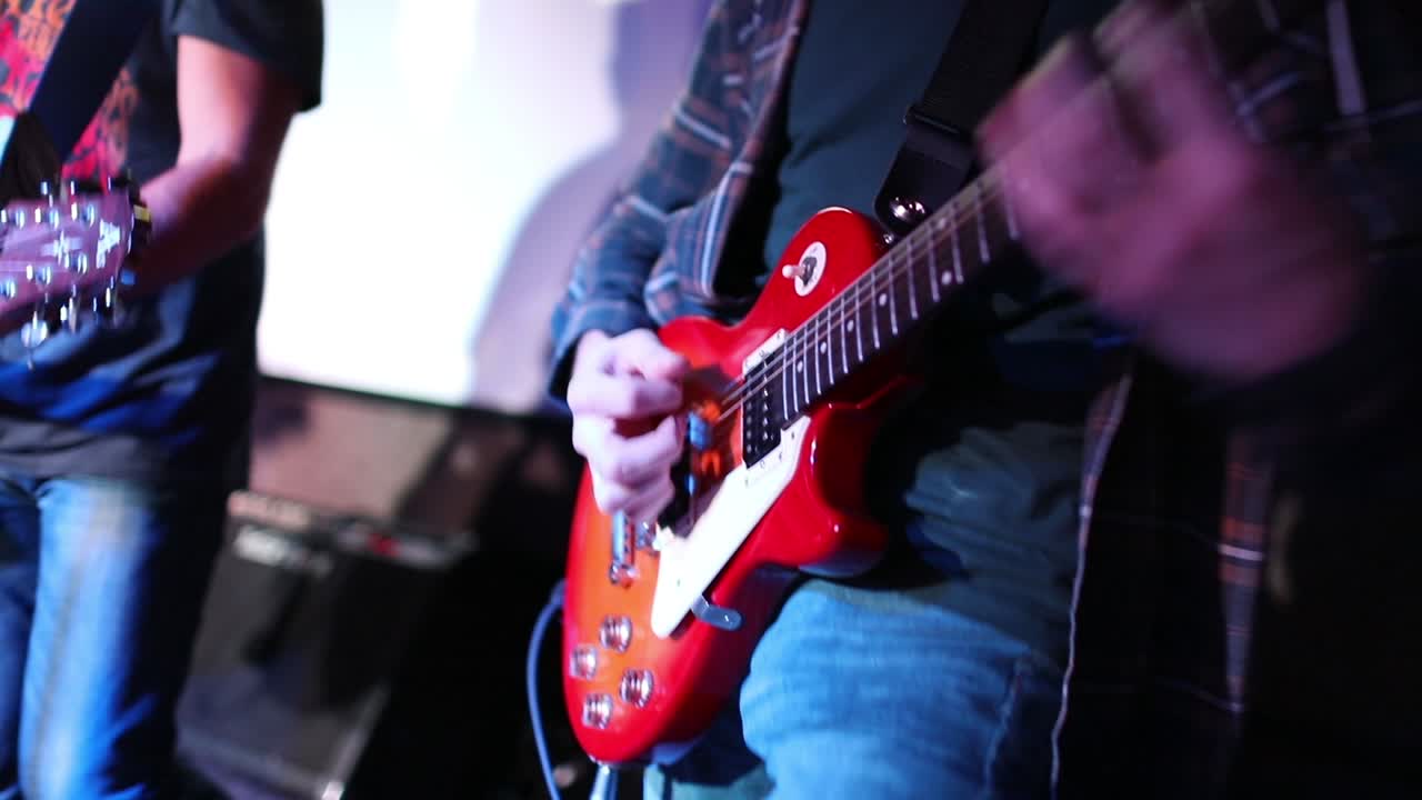 la band si esibisce sul palco