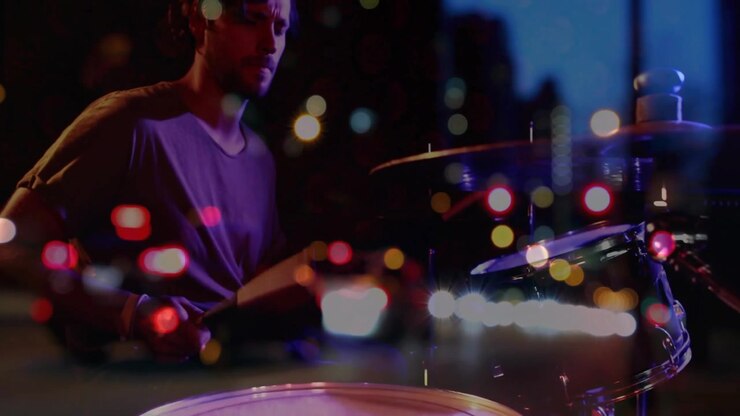 Iniziando con un colpo di rullante, batterista che suona un ritmo, cambiando i tom per la musica, con bokeh che si sovrappone alla batteria.