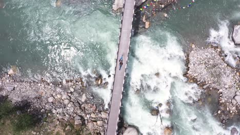 un dron de una hermosa isla y un puente colgante en el camino a manali, himachal pradesh