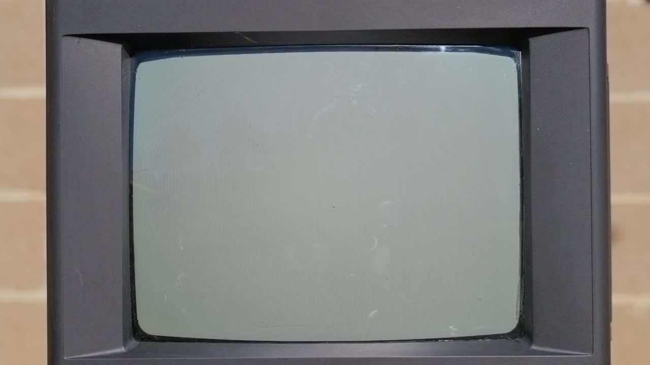 오래된 tv에 던져진 망치