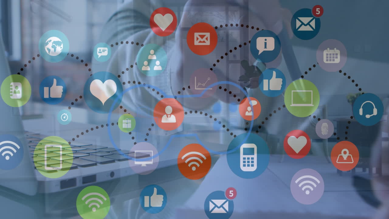 animación de iconos conectados con puntos sobre manos recortadas de un hombre caucásico trabajando en una computadora portátil.