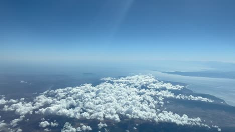 vista aérea del estrecho de gibraltar grabada desde la cabina de un jet desde el lado español a 8000 metros de altura en una mañana de verano