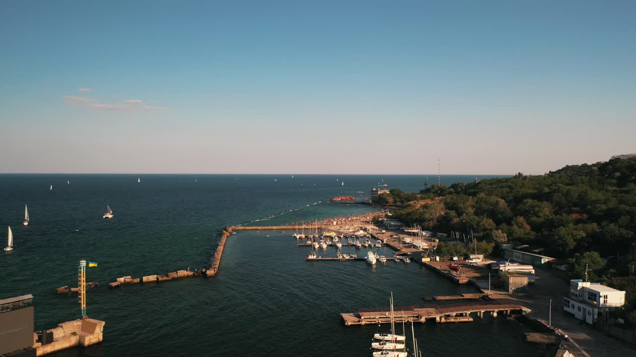 아름다운 해안 마리나와 해변 풍경