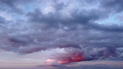 cielo gris cambiante y tormentoso con nubes al atardecer